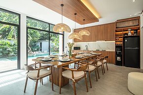 Exquisite 5BR Modern Villa 400m From the Ocean