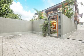 Exquisite 5BR Modern Villa 400m From the Ocean