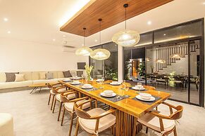 Exquisite 5BR Modern Villa 400m From the Ocean