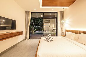 Exquisite 5BR Modern Villa 400m From the Ocean