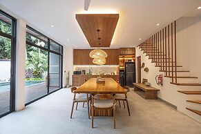 Exquisite 5BR Modern Villa 400m From the Ocean