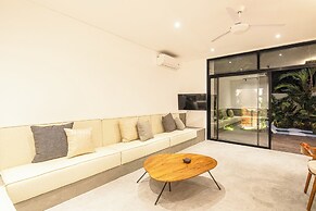 Exquisite 5BR Modern Villa 400m From the Ocean