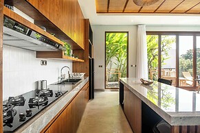 5-br Beach Villa in Canggu Overlooking Rice Fields