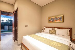5-br Beach Villa in Canggu Overlooking Rice Fields