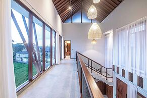 5-br Beach Villa in Canggu Overlooking Rice Fields