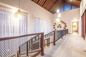 5-br Beach Villa in Canggu Overlooking Rice Fields