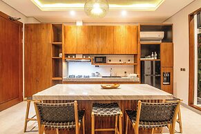 5-br Beach Villa in Canggu Overlooking Rice Fields