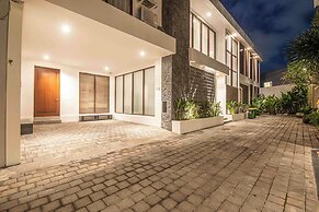 5-br Beach Villa in Canggu Overlooking Rice Fields