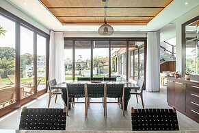 5-br Beach Villa in Canggu Overlooking Rice Fields