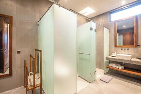 5-br Beach Villa in Canggu Overlooking Rice Fields