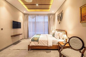 5-br Beach Villa in Canggu Overlooking Rice Fields