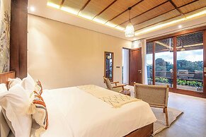 5-br Beach Villa in Canggu Overlooking Rice Fields