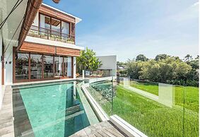 5-br Beach Villa in Canggu Overlooking Rice Fields