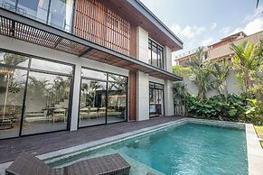 Exquisite 5BR Canggu Villa Steps From the Beach
