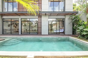 Exquisite 5BR Canggu Villa Steps From the Beach