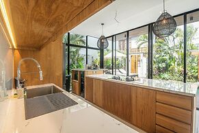 Exquisite 6BR Canggu Villa 400m to Pristine Beach