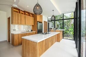 Exquisite 6BR Canggu Villa 400m to Pristine Beach