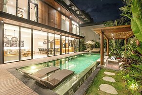 Exquisite 6BR Canggu Villa 400m to Pristine Beach
