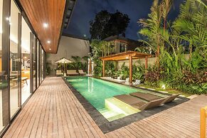 Exquisite 6BR Canggu Villa 400m to Pristine Beach