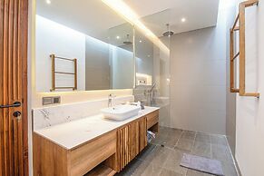Exquisite 6BR Canggu Villa 400m to Pristine Beach