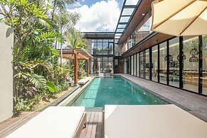 Exquisite 6BR Canggu Villa 400m to Pristine Beach