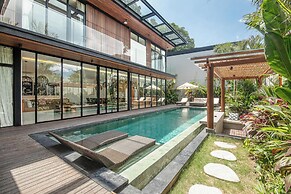 Exquisite 6BR Canggu Villa 400m to Pristine Beach