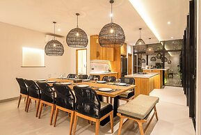 Exquisite 6BR Canggu Villa 400m to Pristine Beach