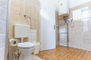 Cozy 2BR Apt With Great Connectivity