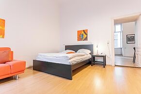 Cozy 2BR Apt With Great Connectivity