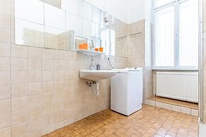 Cozy 2BR Apt With Great Connectivity