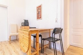 Cozy 2BR Apt With Great Connectivity