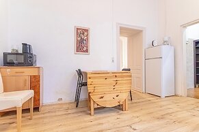 Cozy 2BR Apt With Great Connectivity