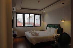 Maya Central Hotel & Spa