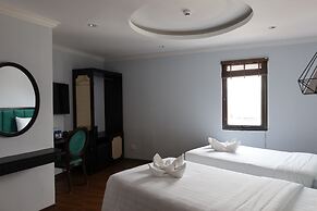 Maya Central Hotel & Spa