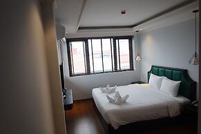Maya Central Hotel & Spa