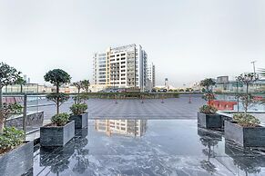 Modern 1BR with Pool and Gym Al Jaddaf