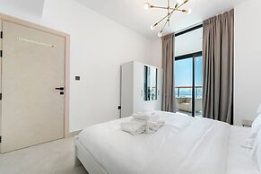 Modern 1BR with Pool and Gym Al Jaddaf