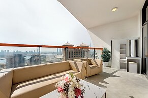 Modern 1BR with Pool and Gym Al Jaddaf