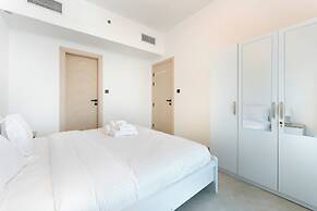Modern 1BR with Pool and Gym Al Jaddaf