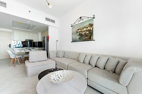Modern 1BR with Pool and Gym Al Jaddaf