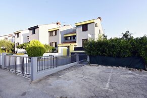 Quiet Holiday Apartment With Balcony