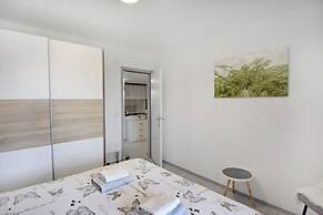Quiet Holiday Apartment With Balcony