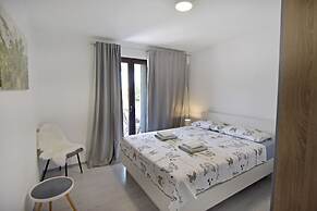 Quiet Holiday Apartment With Balcony
