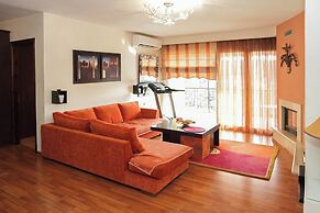 Central Grevena Retreat With Mountain Views