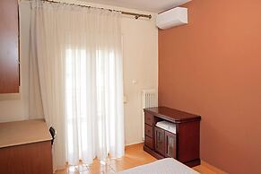 Central Grevena Retreat With Mountain Views