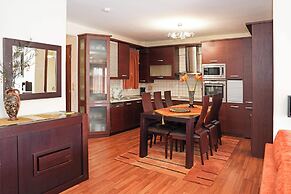 Central Grevena Retreat With Mountain Views