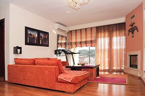 Central Grevena Retreat With Mountain Views
