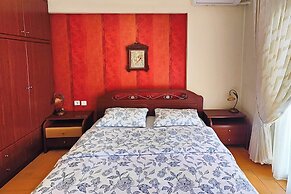 Central Grevena Retreat With Mountain Views