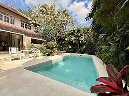 Villa White Orchid