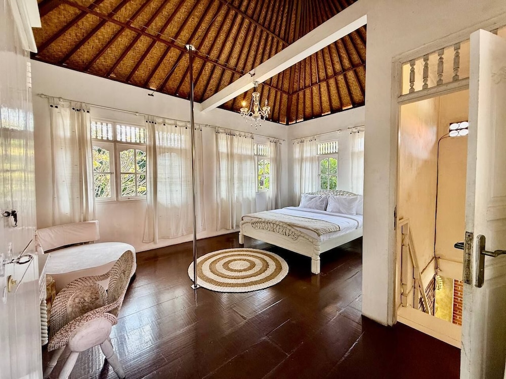 Villa White Orchid